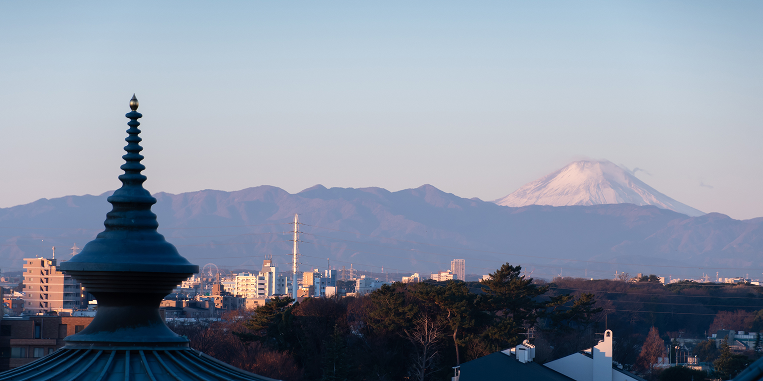 大聖堂から見た雪をかぶった富士山